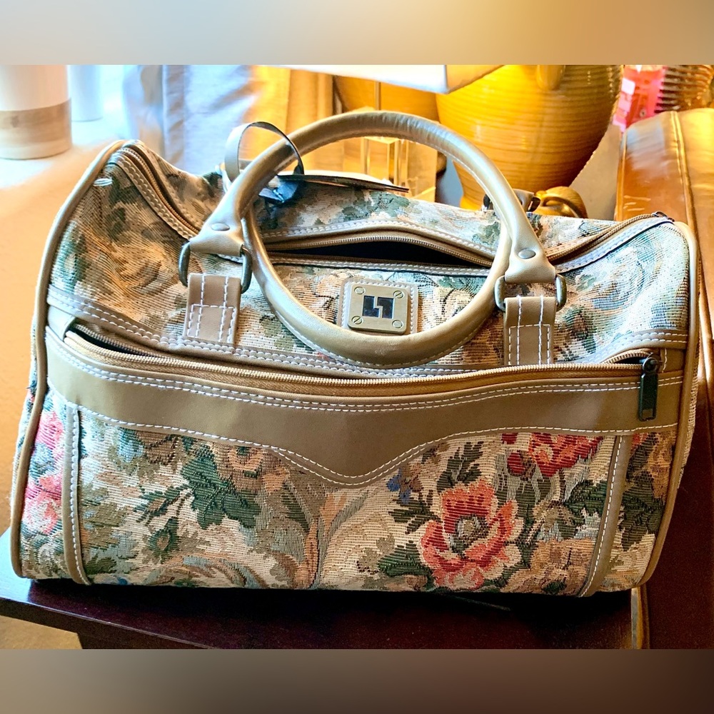 LEISURE BRAND FLORAL TAPESTRY DUFFLE BAG ~ CARRY ON BAG~OVERNIGHT BAG~TRAVEL BAG